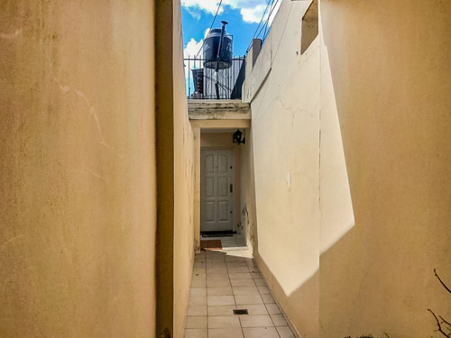 Venta/permuta - Casa De Pasillo Único - 2 Dormitorios - Azcuénaga, Rosario