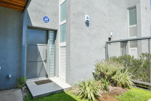 Imagen 2 de 22 de Casa De 2 Dormitorios En Venta Con Parrillero Tierre Nueva Fisherton