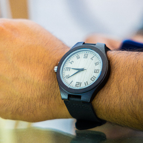Imagen 6 de 10 de Reloj Madera Correa Cuero Negro Marcadores Numéricos