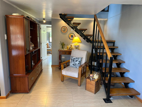 Preciosa Casa En Tranquilo Pasaje, Muy Conectada