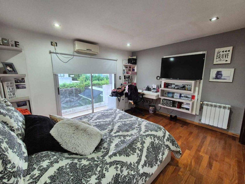 Casa En Venta - 7 Dormitorios 5 Baños - Berazategui