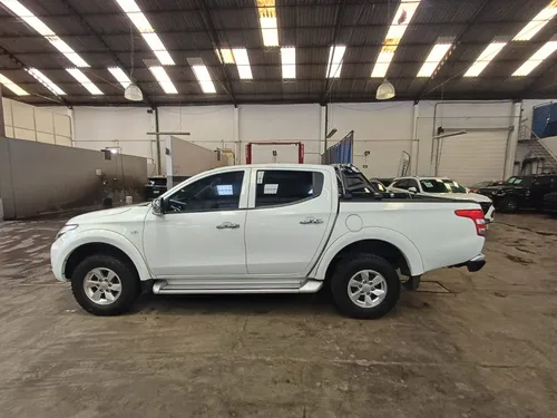 Mitsubishi L200 2.4 Cabina Doble 4x2 Mt