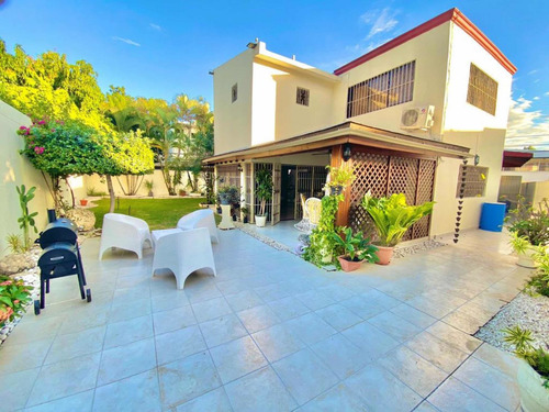 Imagen 1 de 18 de Venta De Casa. En Las Praderas Distrito Nacional