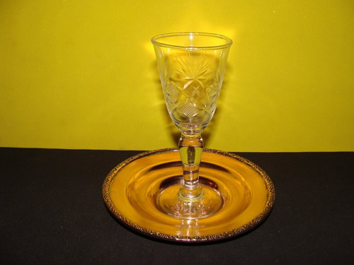 Servicio Individual De Licor Antiguo (copa Y Plato)