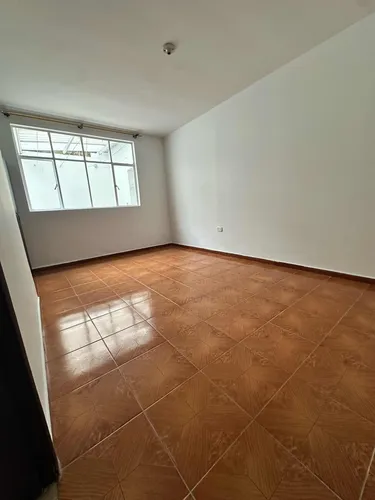 Apartamento De 2 Habitaciones Y 1 Baño Con Un Un Patio Grand