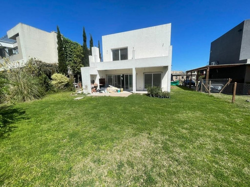 Casa Dos Plantas A Estrenar En Barrio Los Tilos 