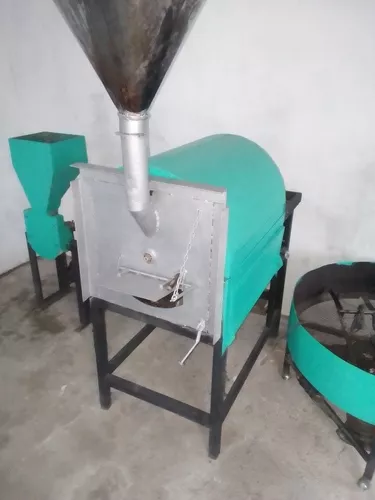 Máquina tostadora de café industrial con granos de café recién