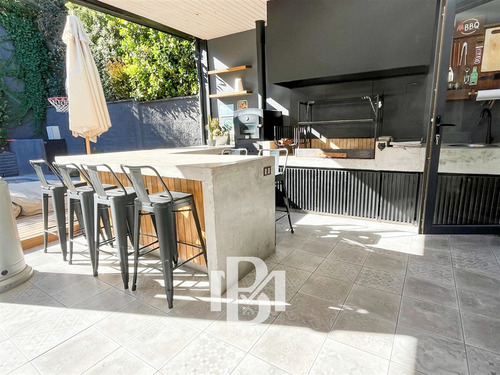 Casa En Venta De 3 Dorm. En Lo Barnechea