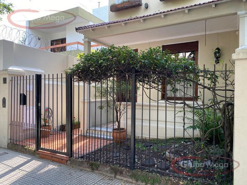 Imagen 2 de 24 de Casa De Estilo 4 Ambientes Con Patio Y Terraza En Gran Ubicación.