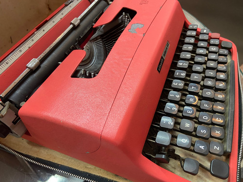 Máquina De Escrever Olivetti Lettera 32 Com Defeitos Leia (Usado)