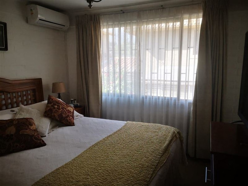 Casa En Venta De 4 Dorm. En Peñalolén