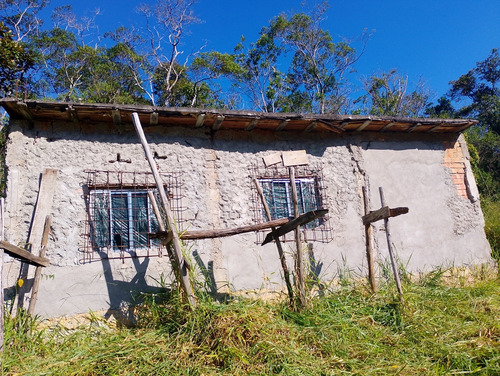 Casa Com 3 Cômodos 3x3 ,e 1 Banheiro Com Possibilidade De Au