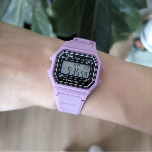 Reloj De Pulsera Digital Dama Q&q Rosa Cronometro Alarma Correa Lila Bisel Lila Fondo Negro
