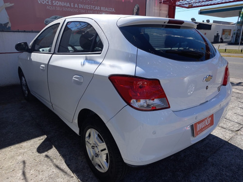 Imagem 8 de 13 de Chevrolet Onix