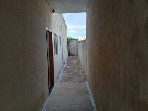 Duas Casas Germinadas Com 4 Cômodos, Garagem, Quintal E Lavanderia