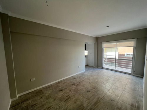 Departamento De Tres Ambientes En Venta En Sarandi