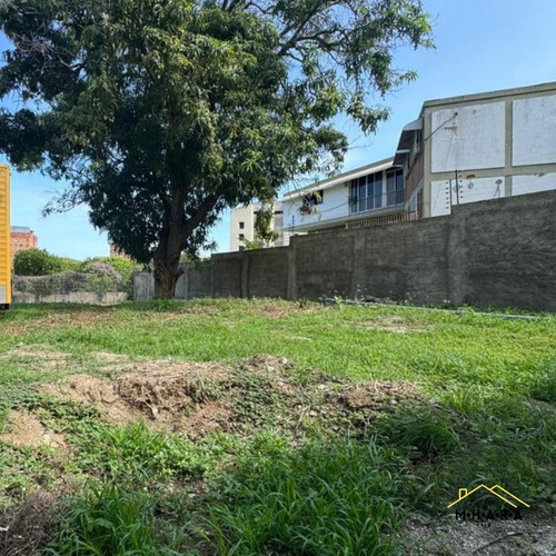 Terreno En Venta En La Urbanizacion Caribe Con Muro Perimetral Servicios Y Fachada