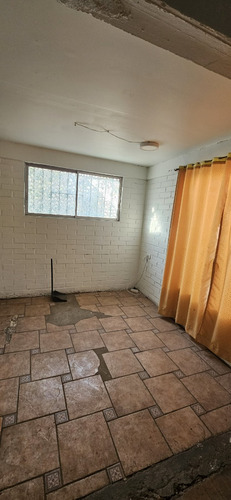 Casa Con Amplio Terreno En Colina