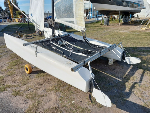 Catamarán Microcat 12