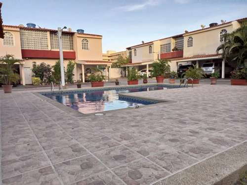 Venta Espectacular Town House Margarita 135mts2/5h/4b/2pe. Lesamo