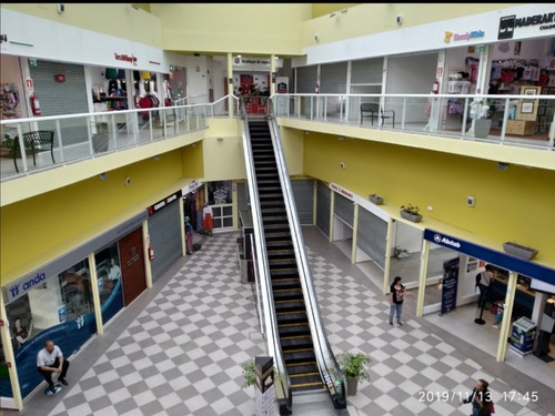 Centro Comercial En Zona Muy Concurrida