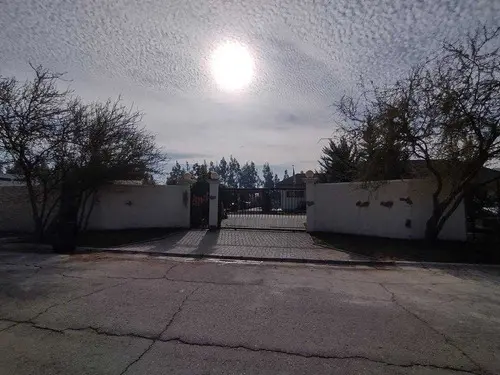 Imagen 1 de 30 de Casa En Parcela Con Jardín Formado En Condominio De