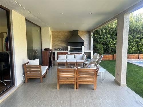 Casa En Venta De 4 Dorm+ Estar + Piscina En Chamiser