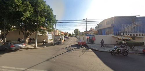 Casa De Dos Niveles Con Amplio Estacionamiento Frontal. Ce Encuentra Dentro De Una Privada Con Acceso Controlado Las 24hrs. Se Encuentra Muy Bien Ubicada Cerca De Calzada De Las Bombas Y Avenida C