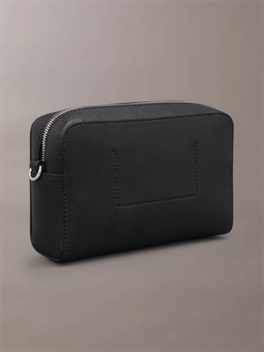 Bolsa Crossbody Negra Calvin Klein Monograma Metalico Mujer