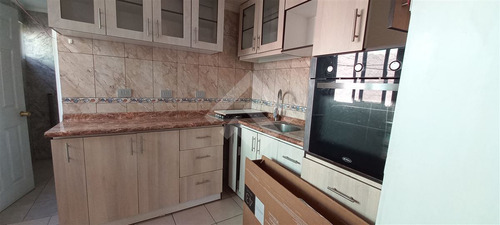 Casa En Venta De 6 Dorm. En La Reina