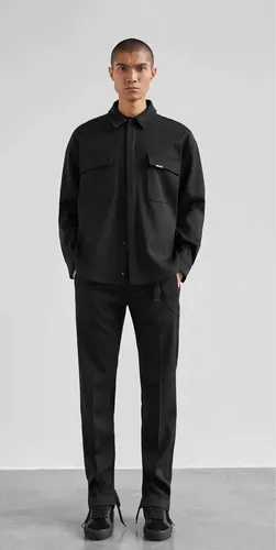 Sobre camisa negra sale