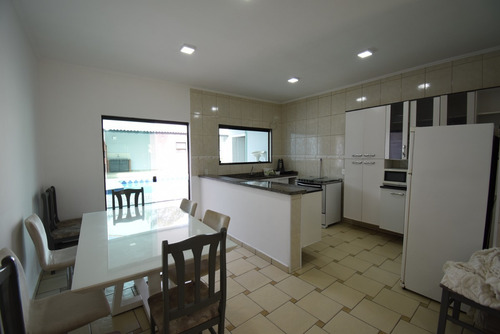 Imagem 7 de 29 de Casa Com Piscina Próximo A Praia À Venda Em Peruíbe.