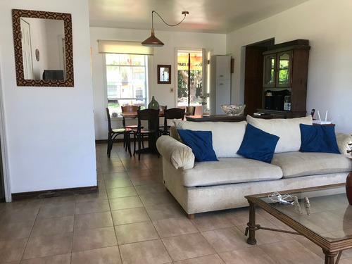 Casa De 3 Cuartos, Living Y Comedor, 2 Baños Y Cochera