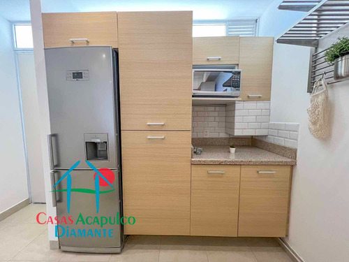 Cad Aura A 006. Balcón Con Vista Parcial Al Mar. En Edificio Con Club De Playa