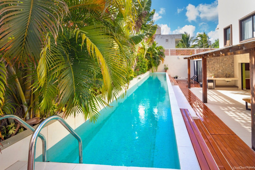 2 Casas Por El Precio De Una! Villa De 7 Recamaras Con 2 Albercas Lock-off Amueblada