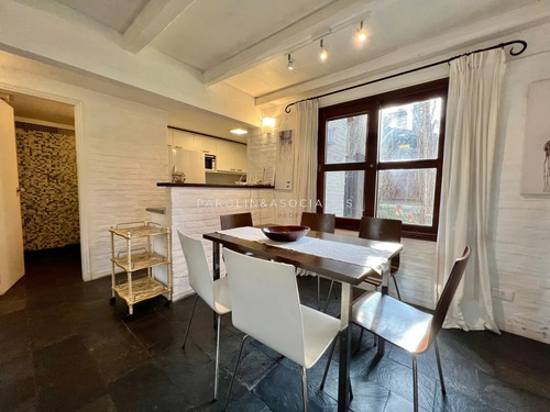 Casa En Venta De 2 Dormitorios En Barrio Privado Parque Pinares, Punta Del Este.
