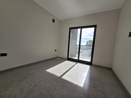 Semipiso De Un Dormitorio, Cocina Sectoriazada, Escritorio, Un Baño Y Dos Balcones, Cochera Opcional