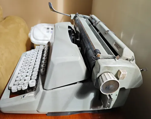 Máquina De Escribir Hermes 9 En Color Clásico (Usado)