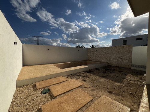 Casa En Venta Merida, Temozon Norte, 3 Hab, Cochera Y Piscina, Entrega Inmediata.