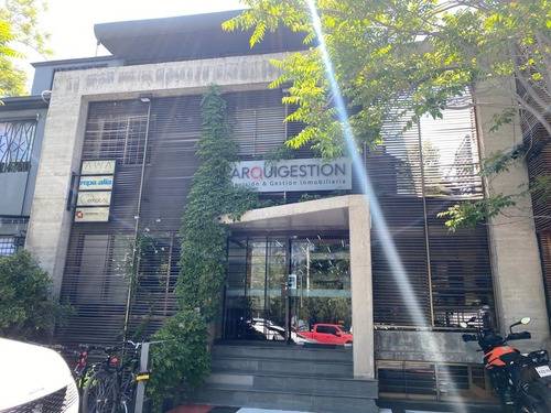 Imagen 1 de 2 de Gran Oficina Remodelada En Barrio El Golf