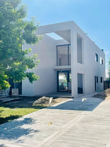 Imagen 4 de 13 de Excelente Casa Moderna - Impresionantes Vistas A Terminar