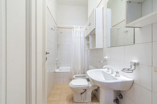 Venta Depto. De 3 Amb. En Monserrat Con Cocheras.