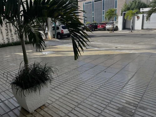Local En Alquiler De 330m2 En Naco Primer Nivel