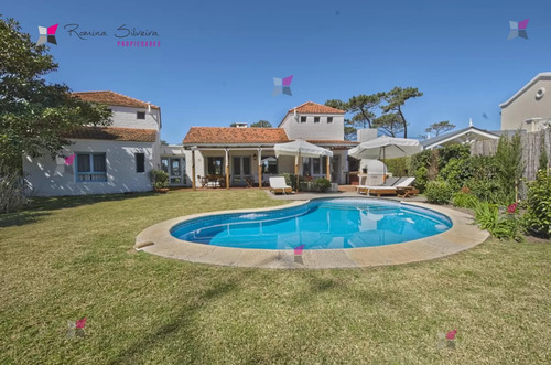 Casa Con Piscina A Pocos Metros Del Mar