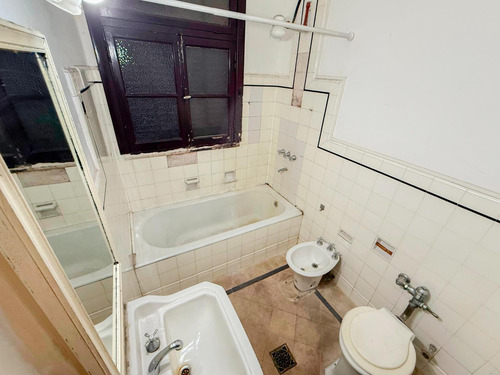 Venta - Departamento De 2 Dormitorios Con Patio. Centro, Rosario.