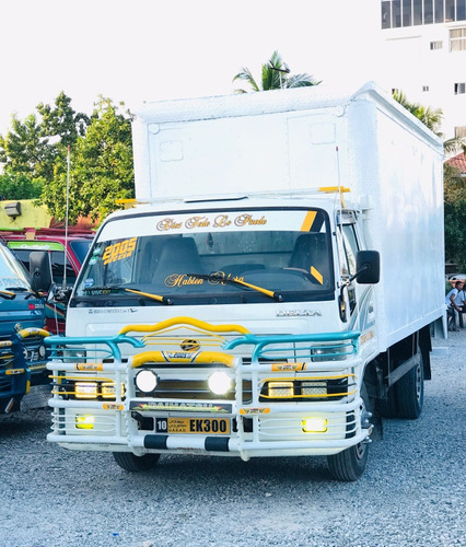 Camión Daihatsu Delta Cama Larga Con Furgón 2005 Inicial 500