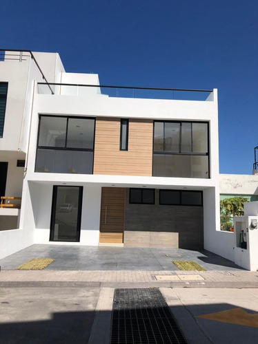 Residencia En Milenio Iii, 4 Recamaras, Una En Pb, Roof Gard