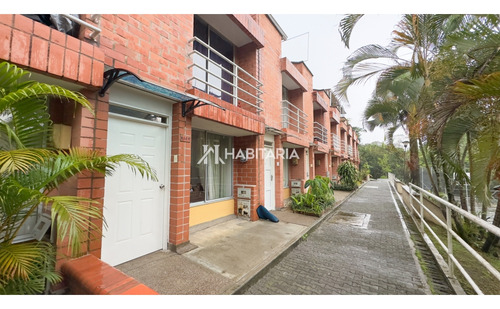 Casa De 4 Habitaciones En Conjunto La Italia, Pereira