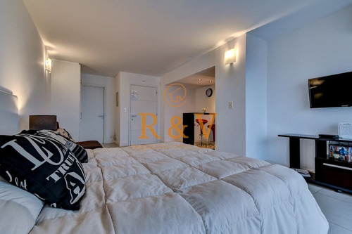 Imagen 11 de 21 de Venta De Apartamento Monoambiente Con Terraza Y Garaje En El Corazón De La Península, Punta Del Este