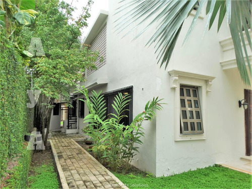 Casa En Venta, Estilo Clásico ,4 Recámaras En Residencial Campestre, Cancún